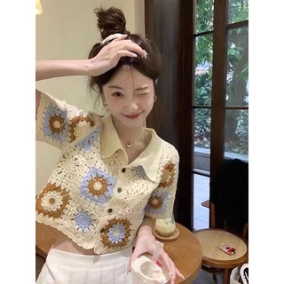 Áo len hoa cúc dáng croptop cổ đức