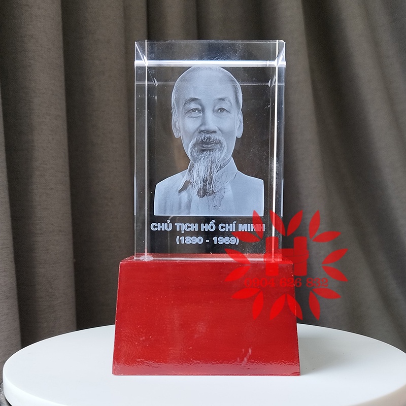 Khối pha lê cao cấp khắc 3D Bác Hồ đế gỗ tự nhiên có đèn LED chân đế (miễn phí in nội dung theo yêu cầu)