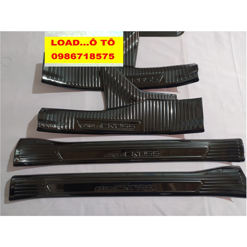 Ốp Bậc Cửa, Nẹp Bước Chân Trong, Ngoài Xe Toyota Cross 2022-2020 Vân Titan Cao Cấp Có Sẵn Keo Dán 3M