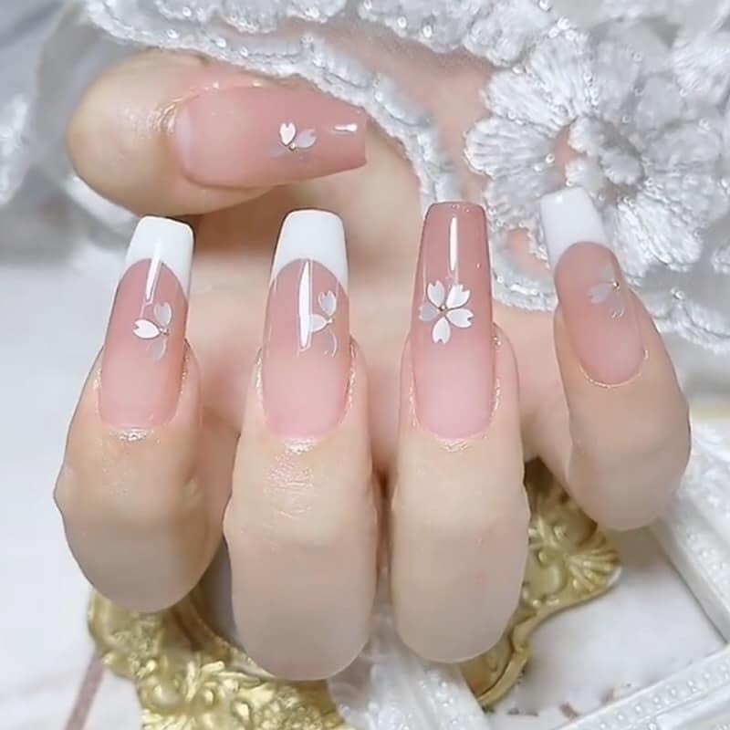 Cánh Hoa Trắng Kèm Sợi Trang Trí Nail