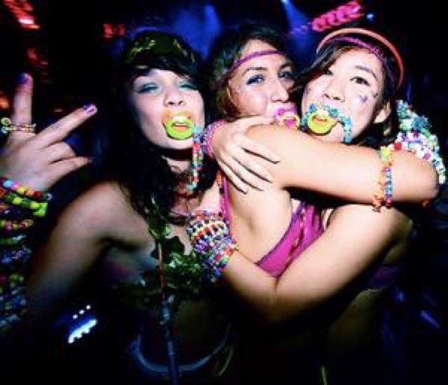 NÚM TI RAVER PHÁT SÁNG - CÓ SẴN