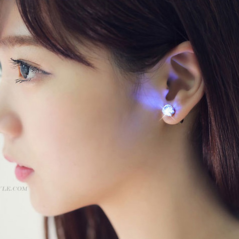 Khuyên tai đính kim cương có đèn LED nhấp nháy đổi màu được