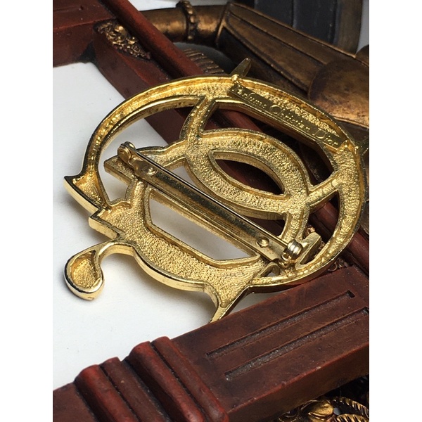 Cài áo vintage Dior- thiết kế logo