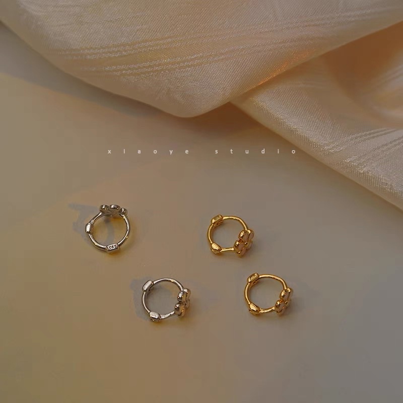 1 chiếc bông tai khoen hoa cúc
