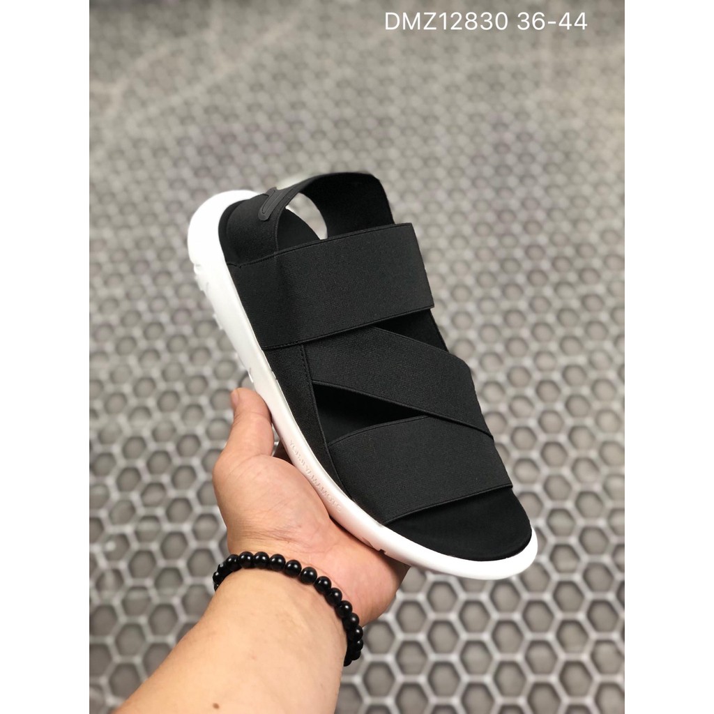 Y3 sandals are on the market. Another masterpiece of Uncle Yamamoto is novel in style and unique in design. Regardless of its thick sole, it is very light to walk, non-slip, and very comfortable on the feet. The heel is elastic with velcro. It is