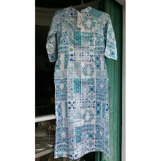 Áo Dài cách tân , chỉ có 2 mẫu, vải phi bóng, mẫu hoa nhẹ nhàng, gồm size L,M,XL có váy đen xòe ngắn đi kèm