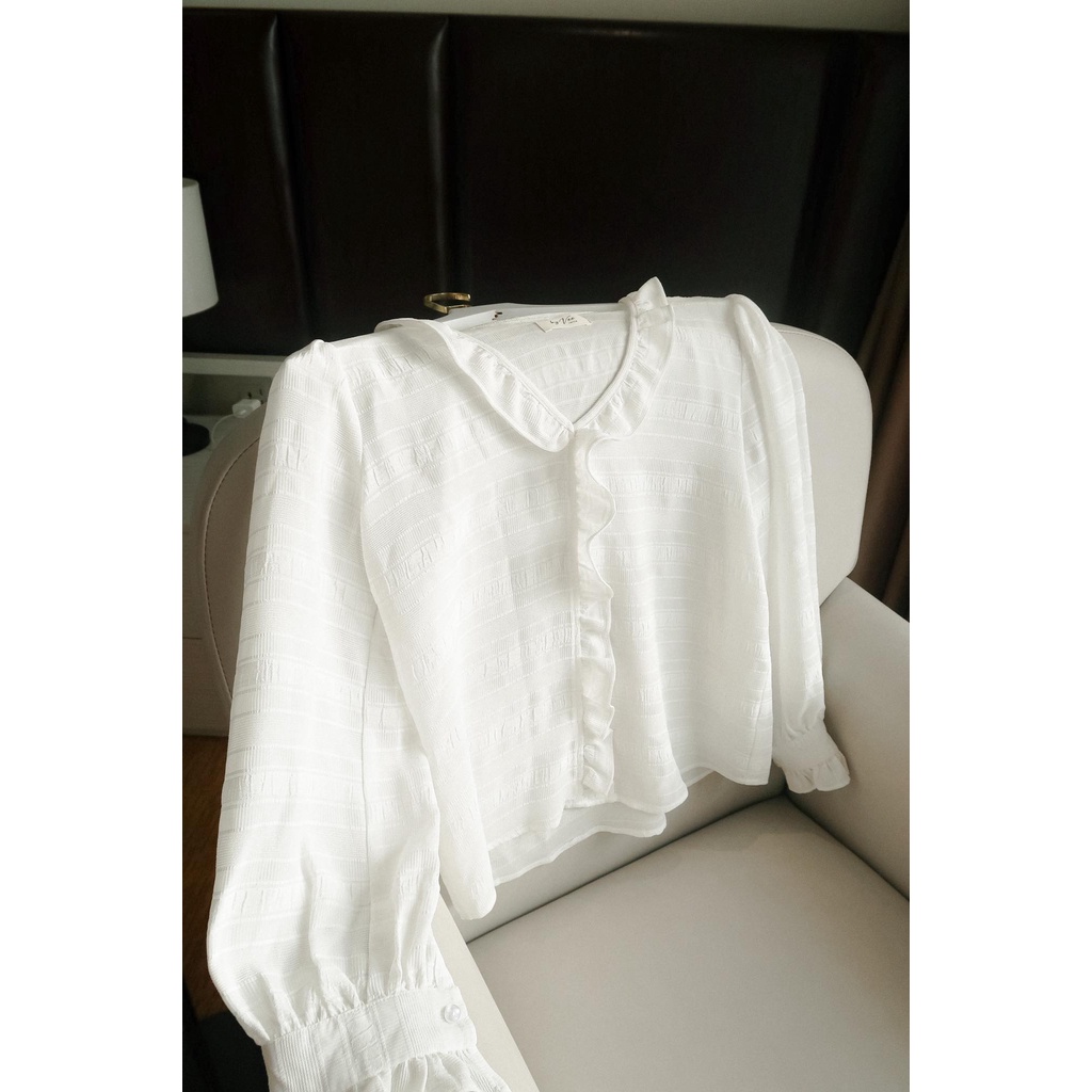 Áo kiểu trắng tay loe cổ tim byvee