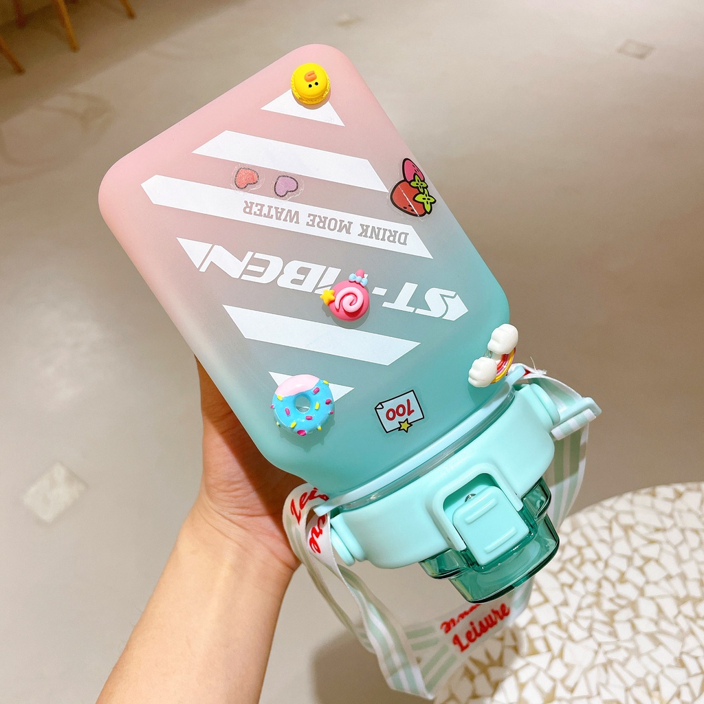 Bình nước thể thao có ống hút dung tích 1.5L dáng vuông tặng kèm quai đeo vào sticker (BN15L)