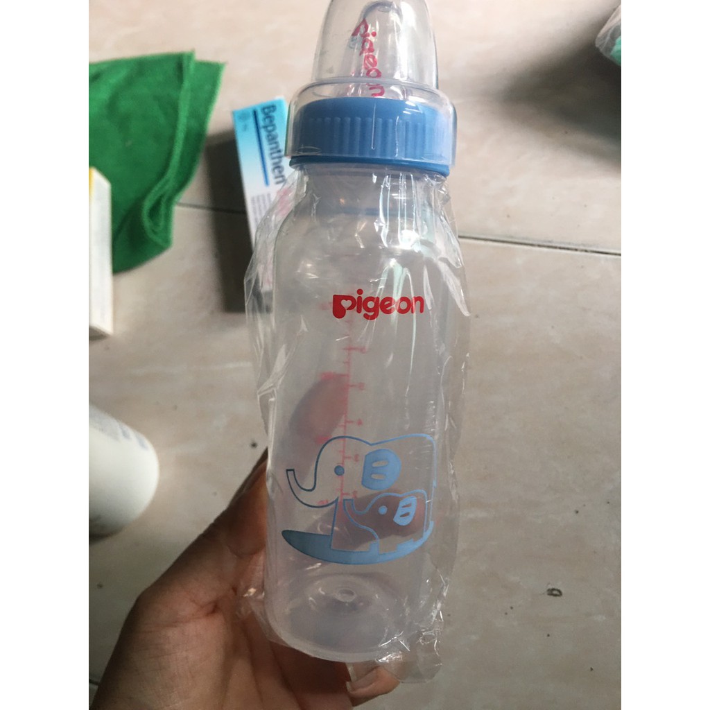 Bình sữa Pigeon thể tích 240ml. Thích hợp cho bé từ 3 tháng trở lên, núm ty mềm mại, chất liệu an toàn. Có van chống sặc