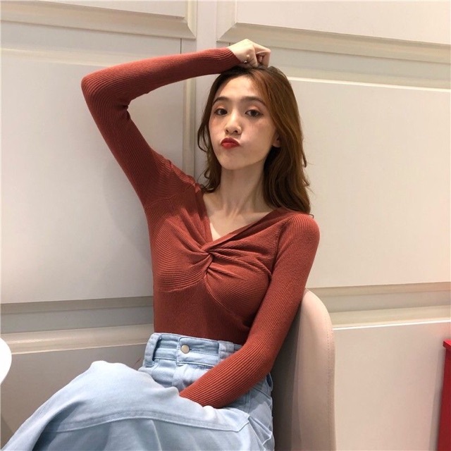 Áo len cổ xoắn