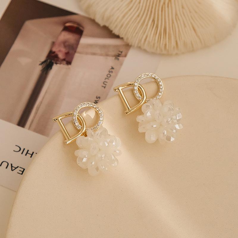 Similar diamond inlaid pearl earrings S925 in diamond, New temperament red round face Earrings in 2021