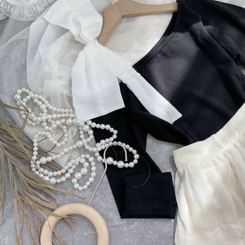 Set áo thun đen dài tay nơ vai kèm chân váy kem tầng xoè MITRIE