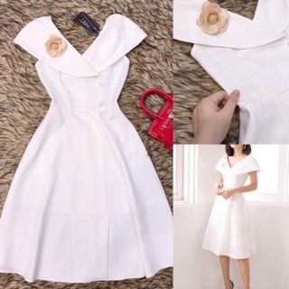 Váy trắng cài hoa