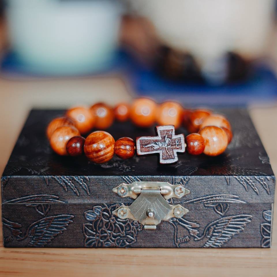 Chuỗi Mân Côi Tràng Hạt Đeo Tay Gỗ Huyết Long Đẹp Đủ Size Nam & Nữ, Đeo Đôi