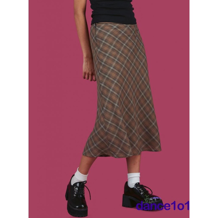 Chân váy dài lưng cao họa tiết kẻ sọc phong cách thời trang cho nữ