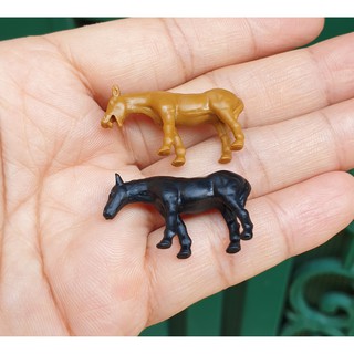 Mô hình con ngựa bằng nhựa (dùng trên xe chở ngựa tomica)