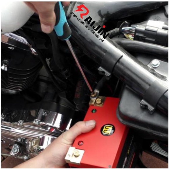 Bình ắc quy xe máy lithium WEX6R27-MF điện áp 12,8V 580CCA nhập khẩu USA dành cho xe mô tô dung tích xi-lanh lớn.