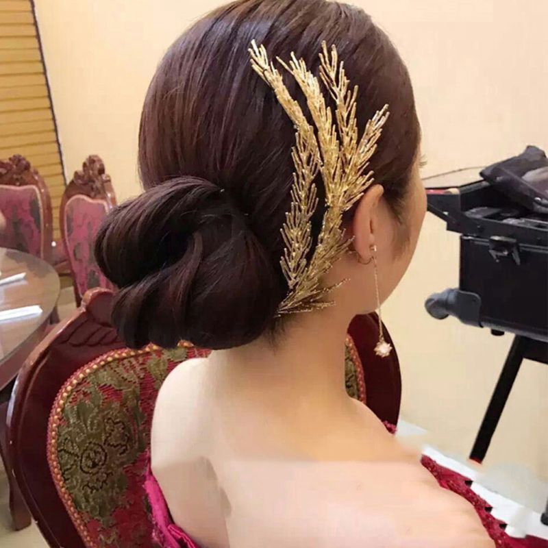 Băng đô lá vàng phong cách baroque trang trí tóc cô dâu