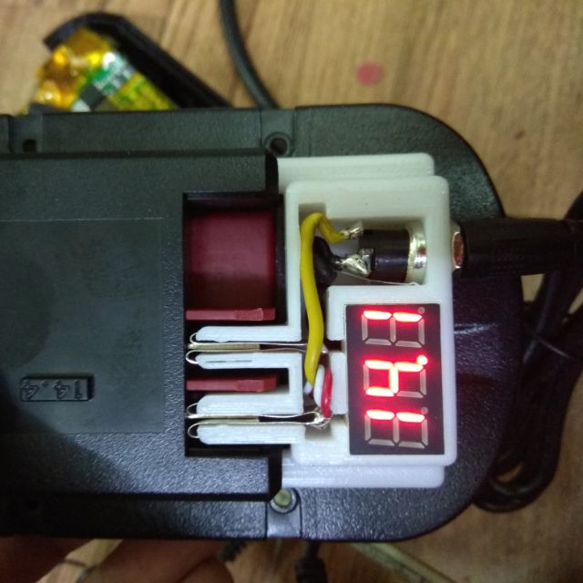 Bộ đầu jack sạc ngoài kèm đồng hồ đo vol cho pin Black Decker