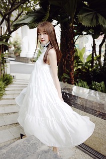 Váy cổ yếm xoè