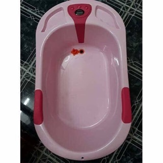 Chậu tắm đo nhiệt độ nước cho bé