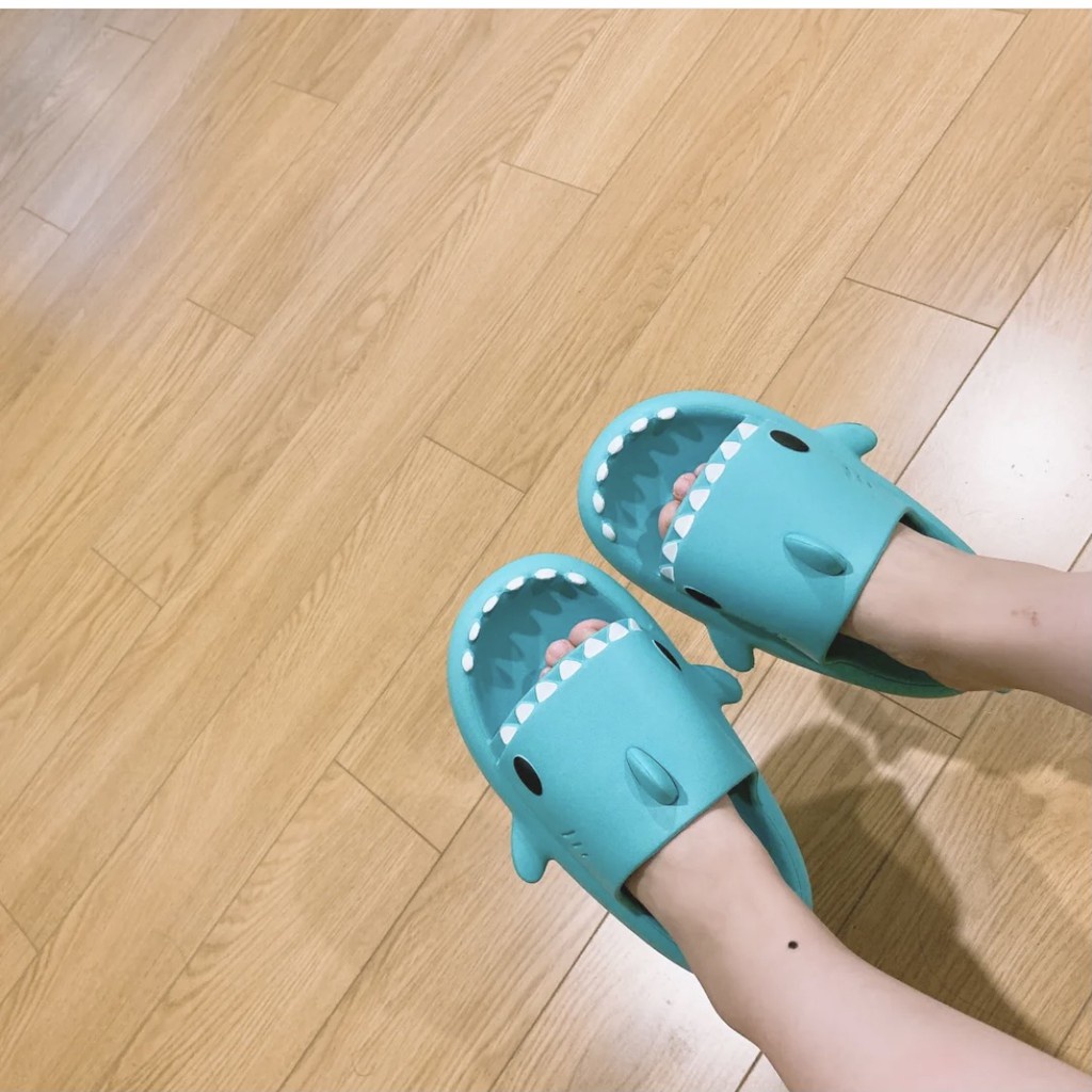 ◑Dép Quai Ngang Trẻ Em Đế Mềm Chống Trượt Thiết Kế Cá Mập Hoạt Hình Đáng Yêu