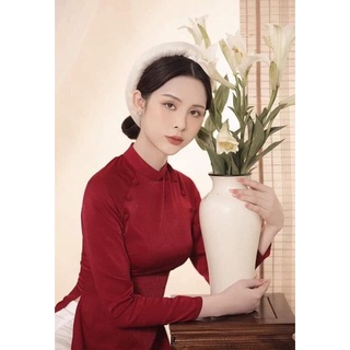 Áo dài màu đỏ đô