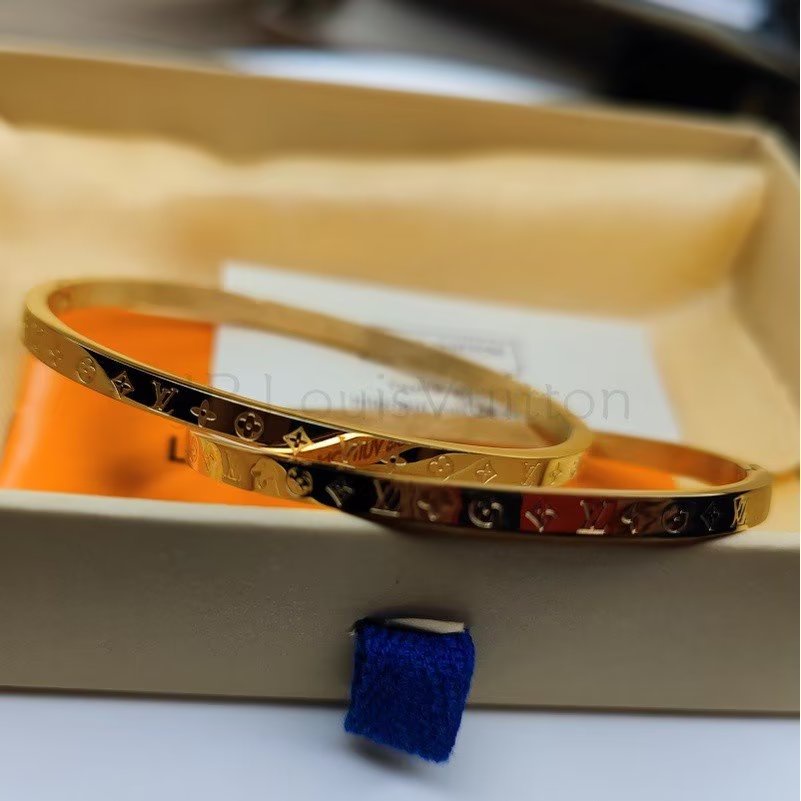 Vòng Tay Louis Vuitton Bằng Thép Titan Họa Tiết LV Monogram