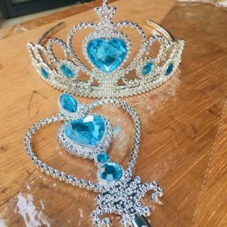 Gậy + vương miện Elsa loại đẹp sáng bóng,  trái tim xanh long lanh