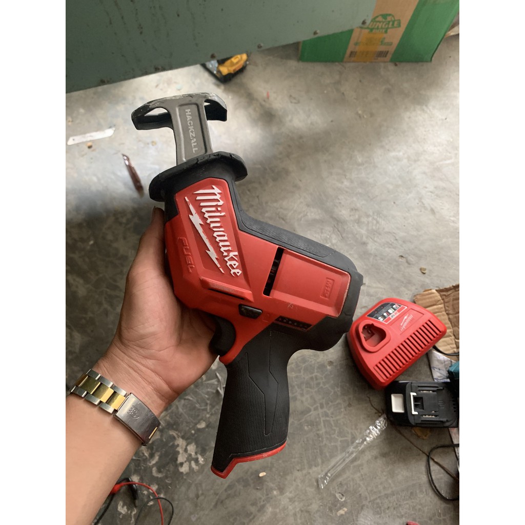 máy cưa kiếm milwaukee m12v không than