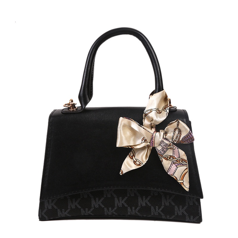 Túi đeo chéo vai in chữ thời trang năm 2021