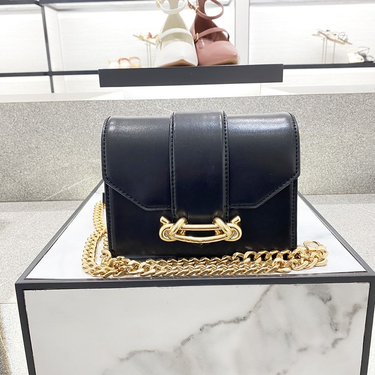 Charles and Keith Chuỗi đeo chéo Túi đeo vai Túi đeo chéo Phụ nữ Túi vuông nhỏ