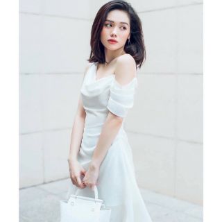ĐẦM TRẮNG RỚT VAI CỔ ĐỔ 🍂