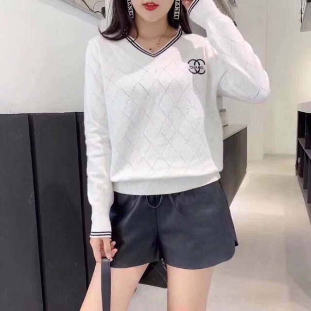 Áo len thêu chữ