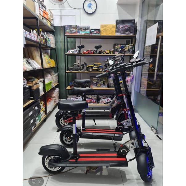 Xe điện Scooter cao cấp 150km/ sạc  & bản tiêu chuẩn 40km / sạc với màu đen sẵn sang trọng sơn tĩnh LTE  : 45-50km.
