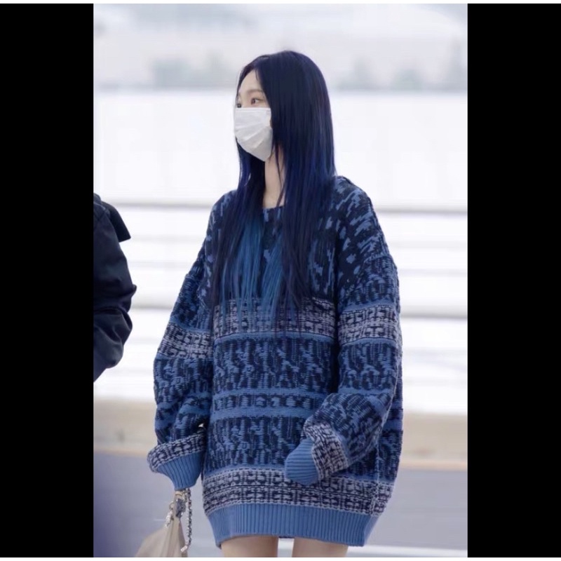 Áo len Karina Aespa cổ tròn màu xanh cổ điển dệt kim
