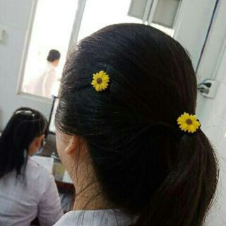 Cột tóc hoa cúc vàng