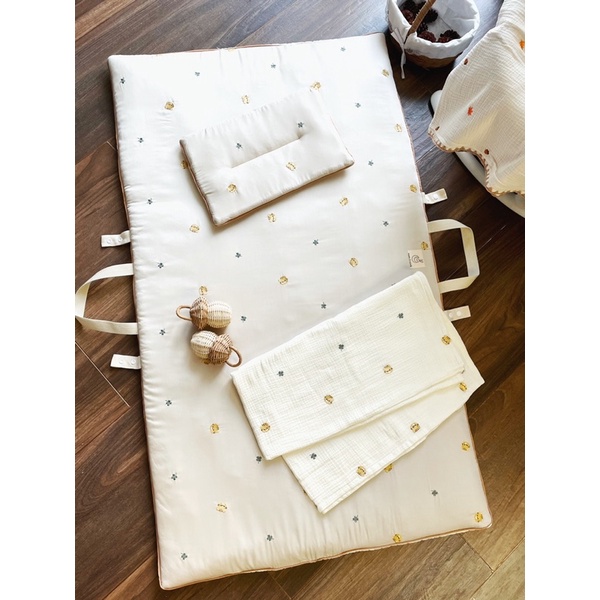 SET ĐỆM NGỦ GẤP GỌN 80x140cm VÀ GỐI thêu họa tiết cho bé đi mẫu giáo Moon&Mints, chất liệu lụa tencel siêu mượt siêu mát