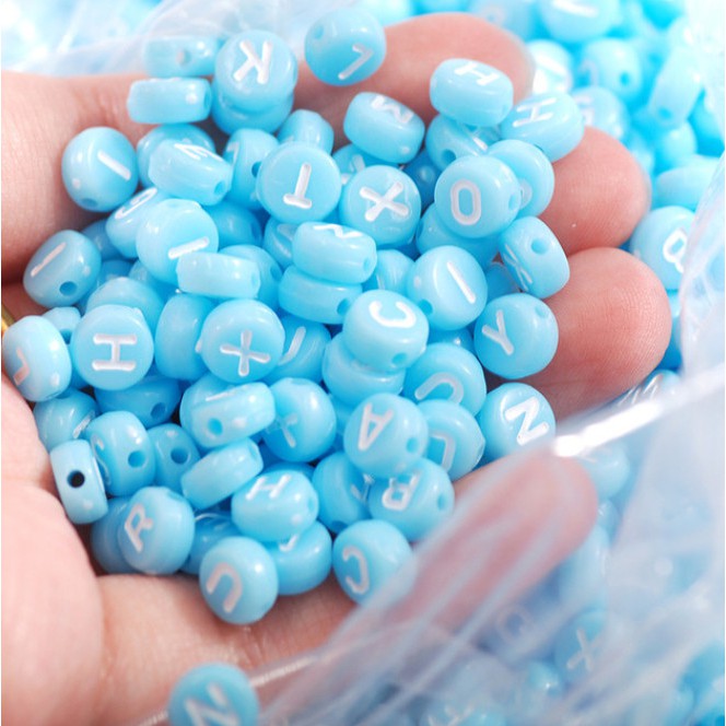 Bộ 100 hạt nhựa tròn 7mm khắc chữ cái/ chữ số dùng làm trang sức