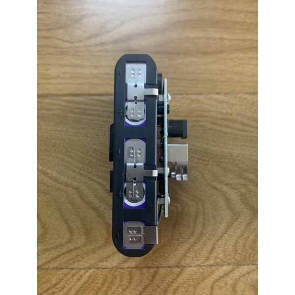 Khung giữ pin tháo khối Samsung sịn sò.