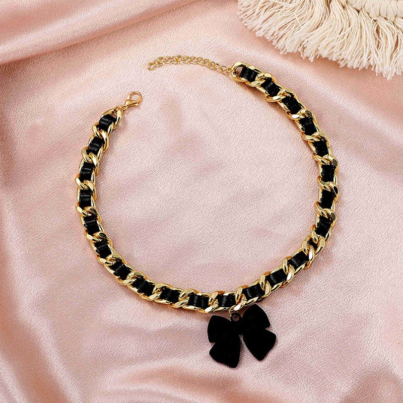 Dây chuyền choker bằng da mặt hoa trà đính đá thời trang