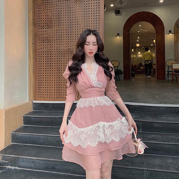 Váy xòe cổ V đắp chéo viền ren xếp ly chiết eo phối ren tay lửng phồng nhún cài nút 0VX.00895