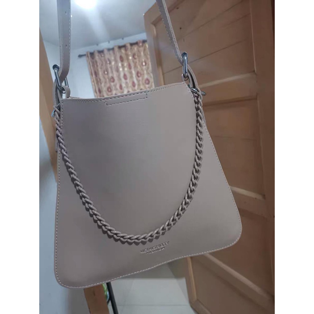 [CHỈ CÒN TRẮNG] Túi tote da dây xích cùng màu tặng kèm ví P030 | BigBuy360 - bigbuy360.vn