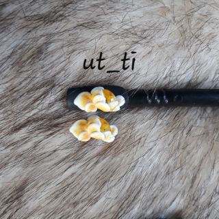 hoa ôm đá khối