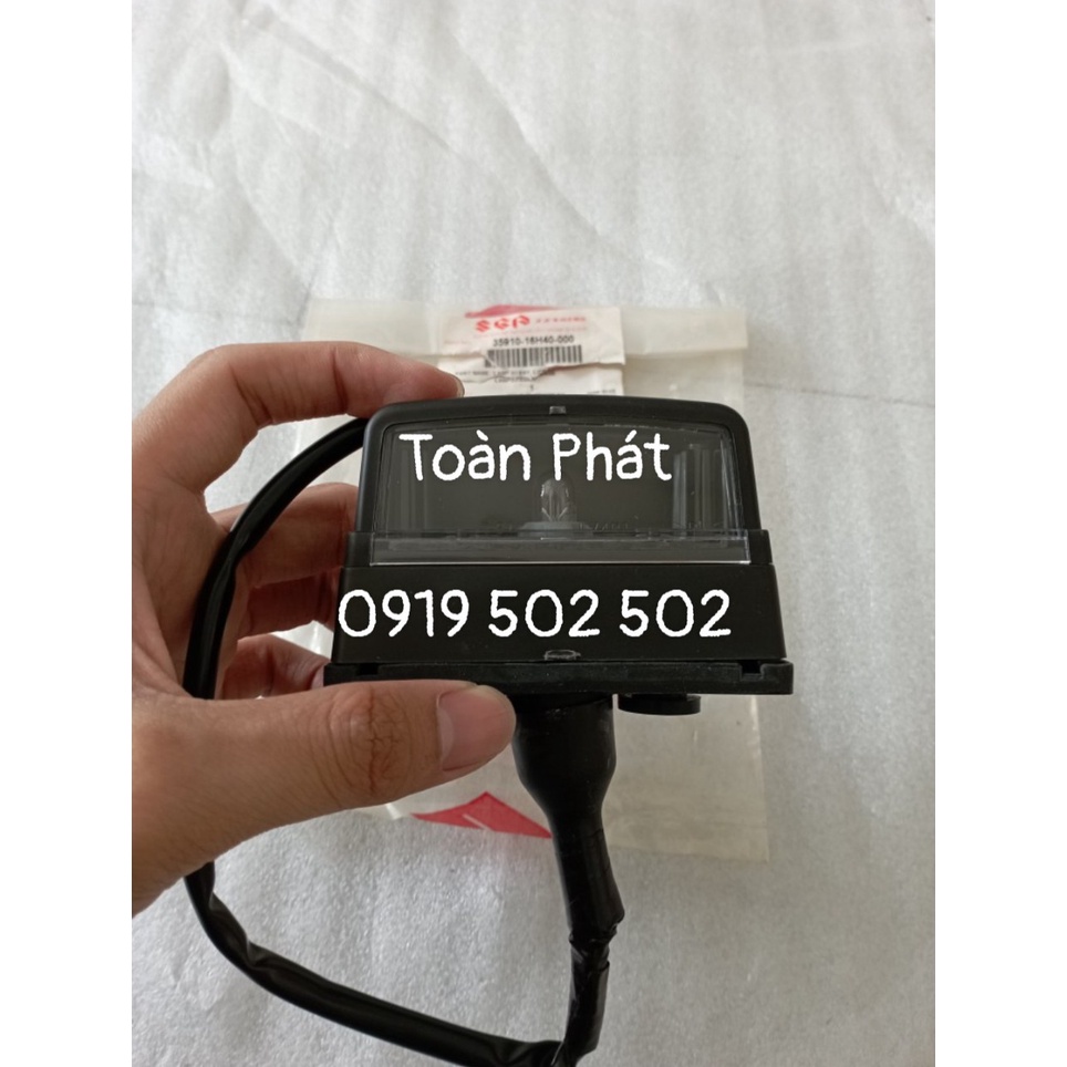 ĐÈN SOI BẢN SỐ SAU SATRIA/RAIDER FI - 35910-16H40-000 - CHÍNH HÃNG SUZUKI INDONESIA