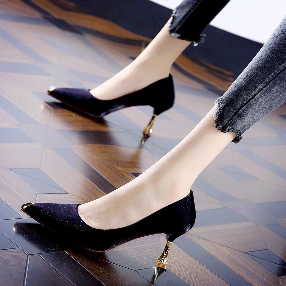 Giày cao gót mũi nhọn gót cao vừa 7cm màu đỏ