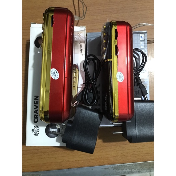 Máy Nghe Pháp có 2 pin, 1 cóc sạc đổi đèn, 1 dây sạc