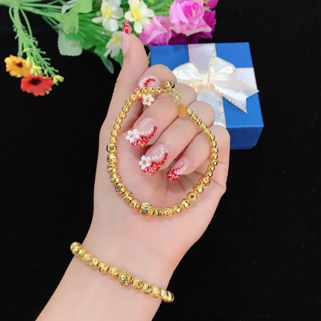 Vòng tay nữ bền đẹp dát vàng.