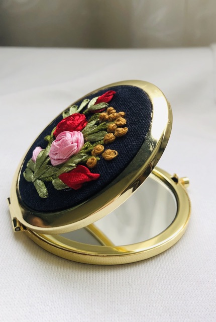Gương thêu handmade