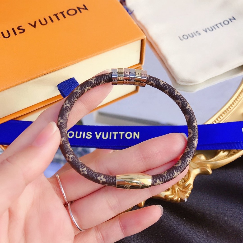 Vòng Tay Louis Vuitton Bằng Thép Titan Họa Tiết Chữ LV Sang Trọng Thời Trang